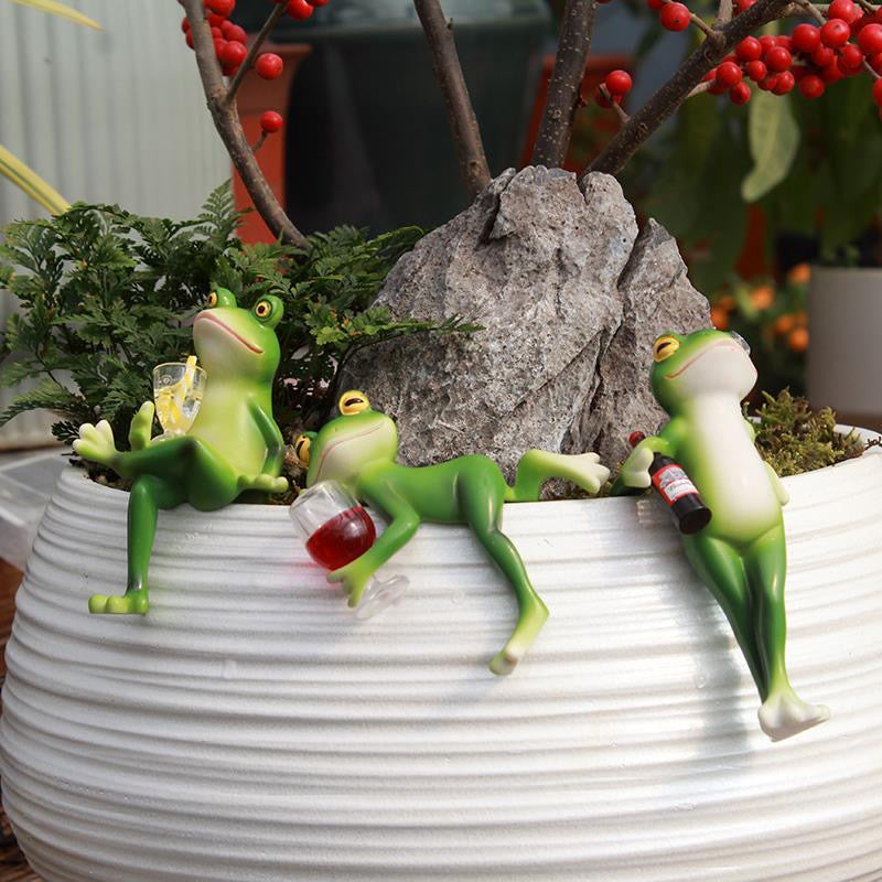 Figurine: Funny Resin Frog Planter Hugger - Tipsy Frog Decor